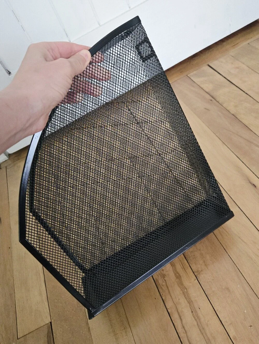 Black Mesh Metal Magazine File Organizer – Modern Desktop File Holder